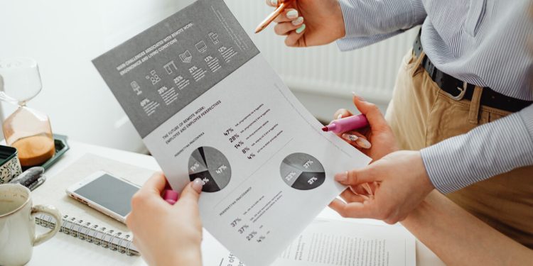 Business professionals reviewing invoices on ENIXEN online platform.